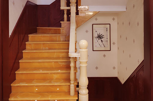 赣县中式别墅室内汉白玉石楼梯的定制安装装饰效果